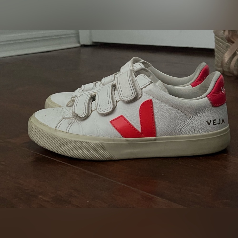 Veja Recife Sneakers in White and Pink